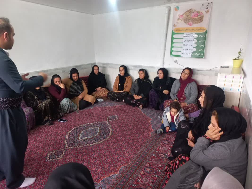 برگزاري کلاس‌ آموزش مهارت‌هاي زندگي و خانواده در کانون هه‌تاو روستاي قلعه‌جي سروآباد