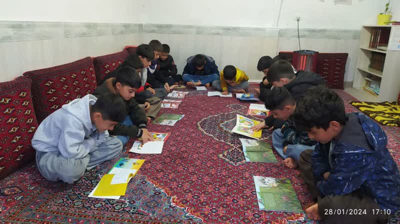 برگزاري شنبه‌هاي کتاب در کانون هه‌تاو روستاي قلعه‌جي سروآباد